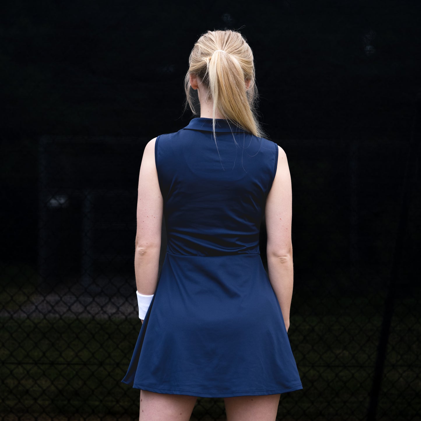 Blauwe tennisjurk met zakken en los short in het wit.