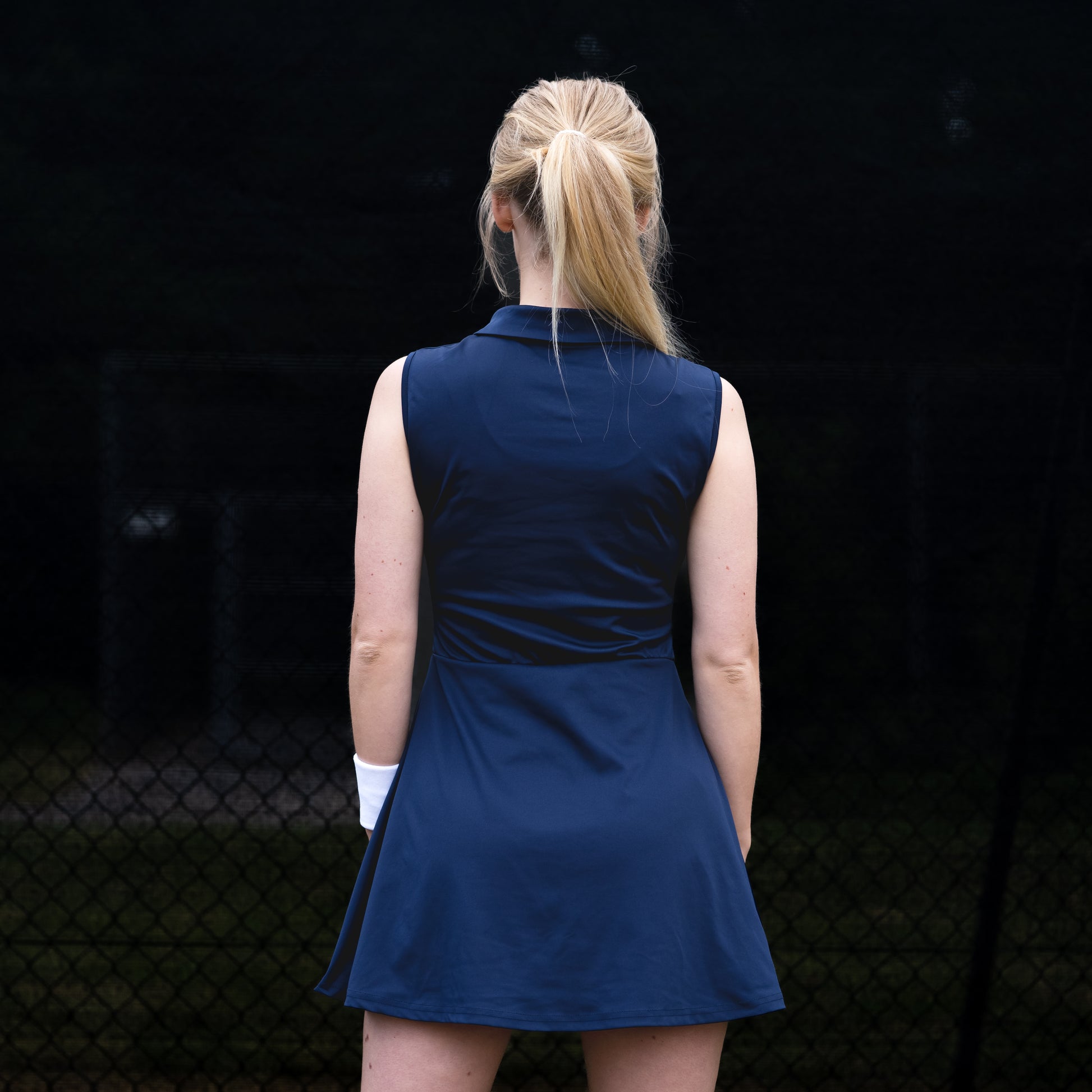 Blauwe tennisjurk met zakken en los short in het wit.